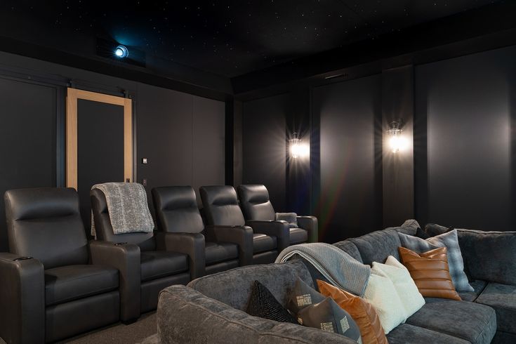 Immerse Yourself: Home Theater Inspiration en 2024 | Audiovisual